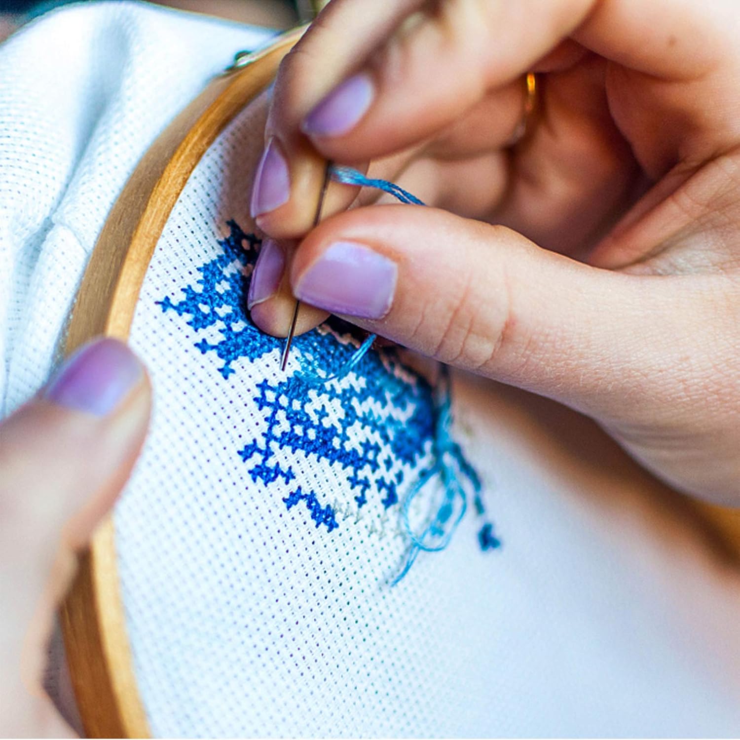 Embroidery Kit 215 Pcs,100 Colors Threads,5 Pcs Embroidery Hoops,3 Pcs Aida Cloth,40 Sewing Pins, Cross Stitch Tools and Embroidery Starter Kit for Adults and Kids Beginners Freeasyfar